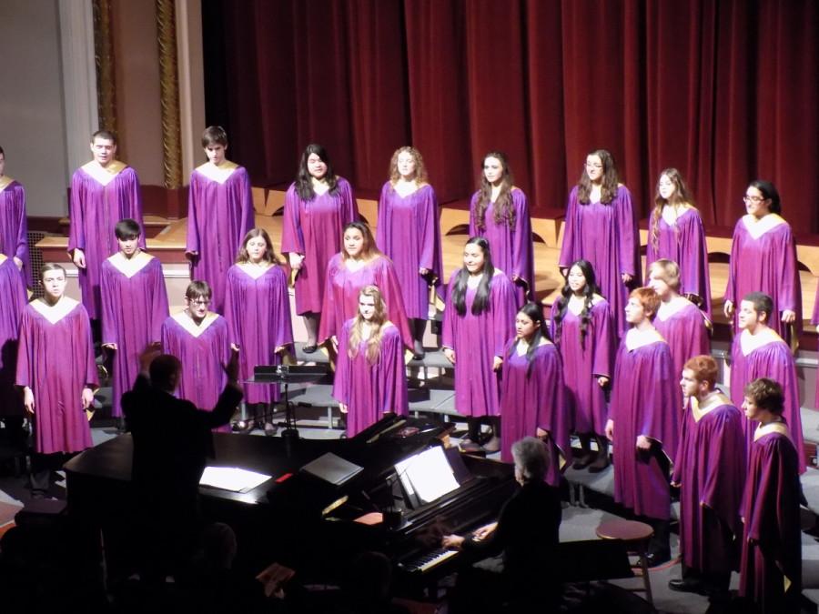 Director+George+Guenther+leads+the+PHS+concert+chorus+in+a+song.+Junior+High+Schools+join+Puyallup+for+a+choir+concert+Jan.+21.+Aylen%2C+Edgemont+and+Kalles+junior+high+schools+were+all+present.+